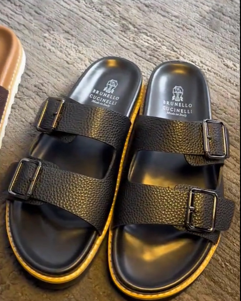 Open shoes 